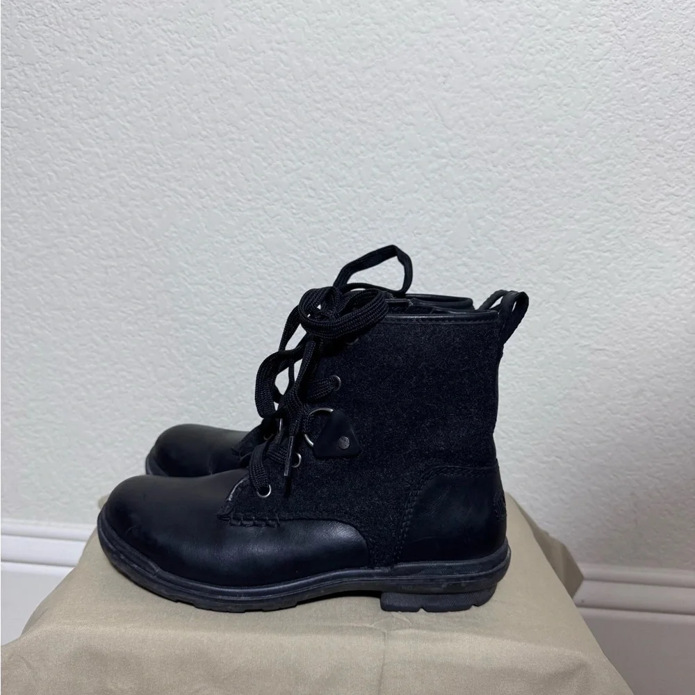 UGG Women's/Girls Hapsburg Laces & Zipper Black Leather Boots - Size 5.5
